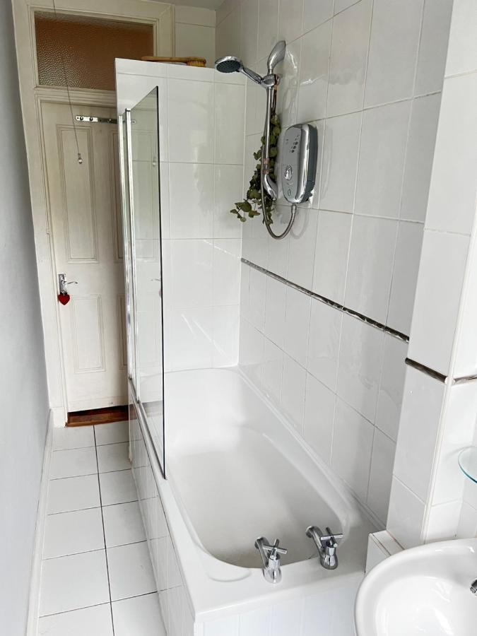 1 Bedroom Flat In Tolcross, Glasgow Top Floor. Extérieur photo