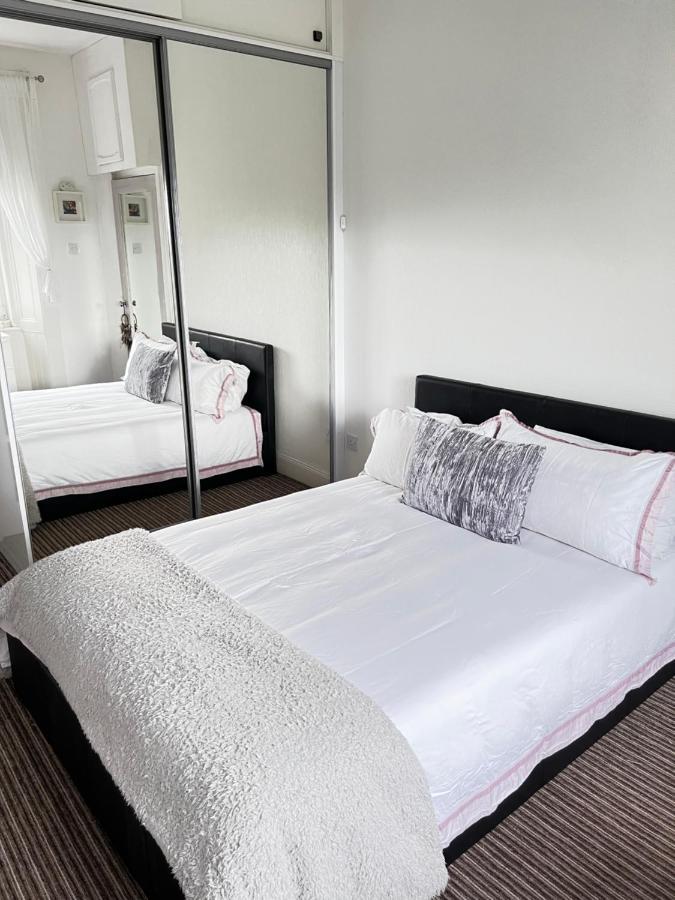 1 Bedroom Flat In Tolcross, Glasgow Top Floor. Extérieur photo